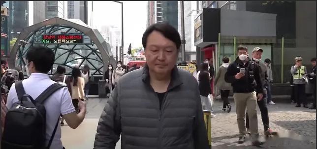 尹先生喝完酒回家。今天干倒了一片同事，虽说脚步有一点踉跄，但竟然什么事儿都没有，