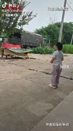 小女孩的爱国情怀！[赞]