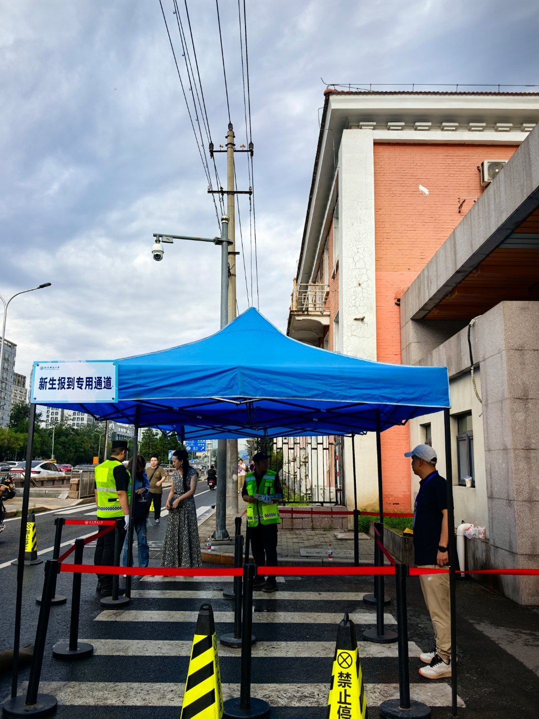 大早上都感受到了开学报道的氛围了[喵喵]  ​​​
