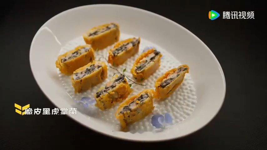 野生菌菇被云南人吃明白了看完纪录片大开眼界，黑虎掌菌外形酷似巨兽脚掌，鳞片与尖刺