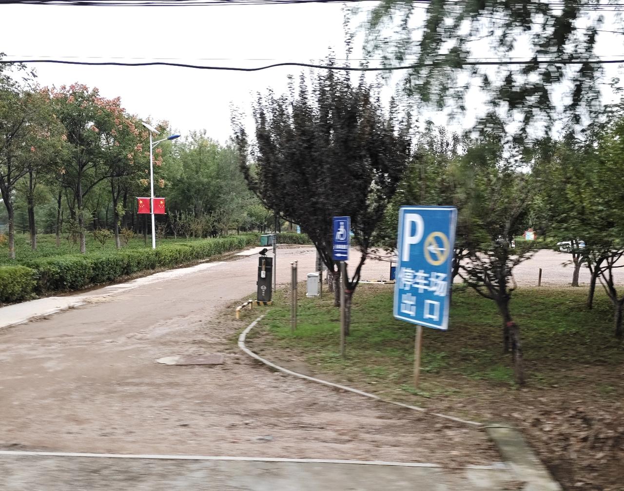 即墨区秀湖路环秀湖公园停车场的收费栏杆现在是打开的状态，北边入口的栏杆还消失了，