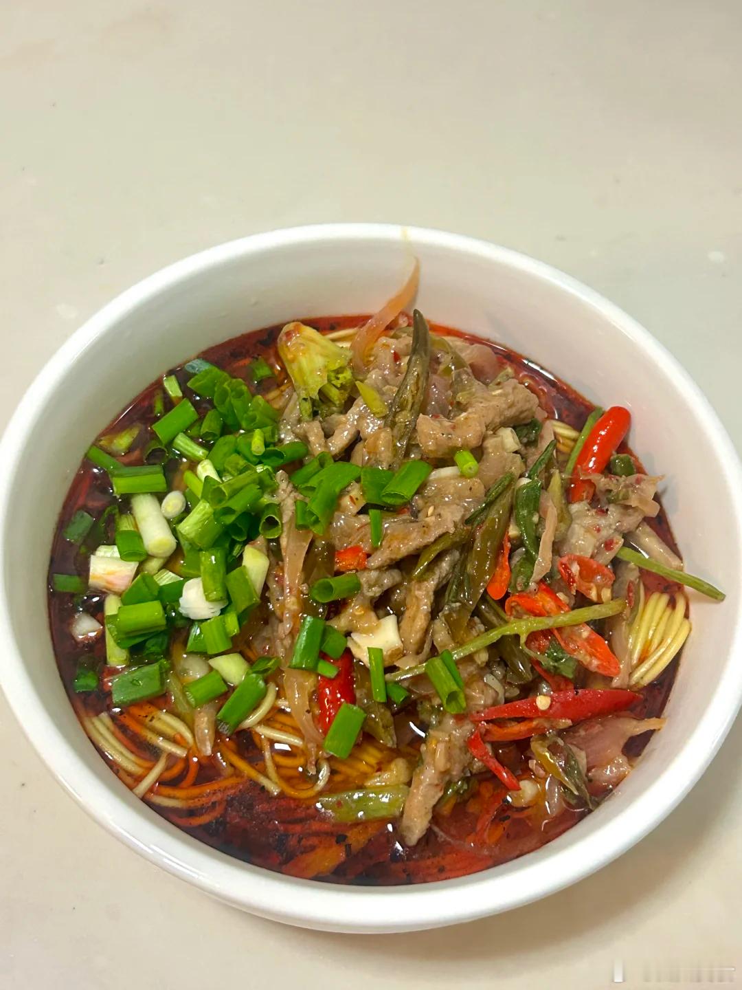 新年第二天，从一碗面条开始别说一大早就吃这么油了，不这么吃不得劲！川川逛吃日常