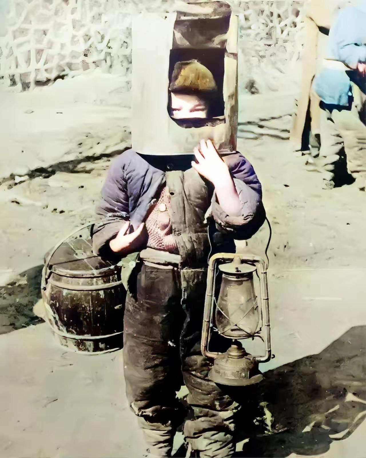 ​​1938年1月，侵华日军在南京的屠杀仍在继续。日本摄影师在南京街头看到一个衣