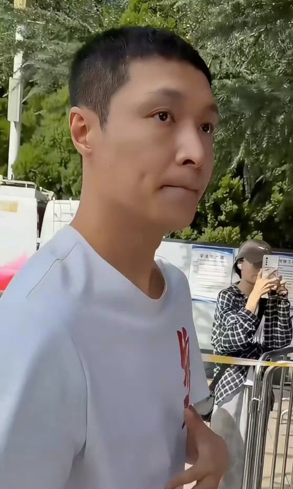 张艺兴剃寸头素颜也是大帅哥呀