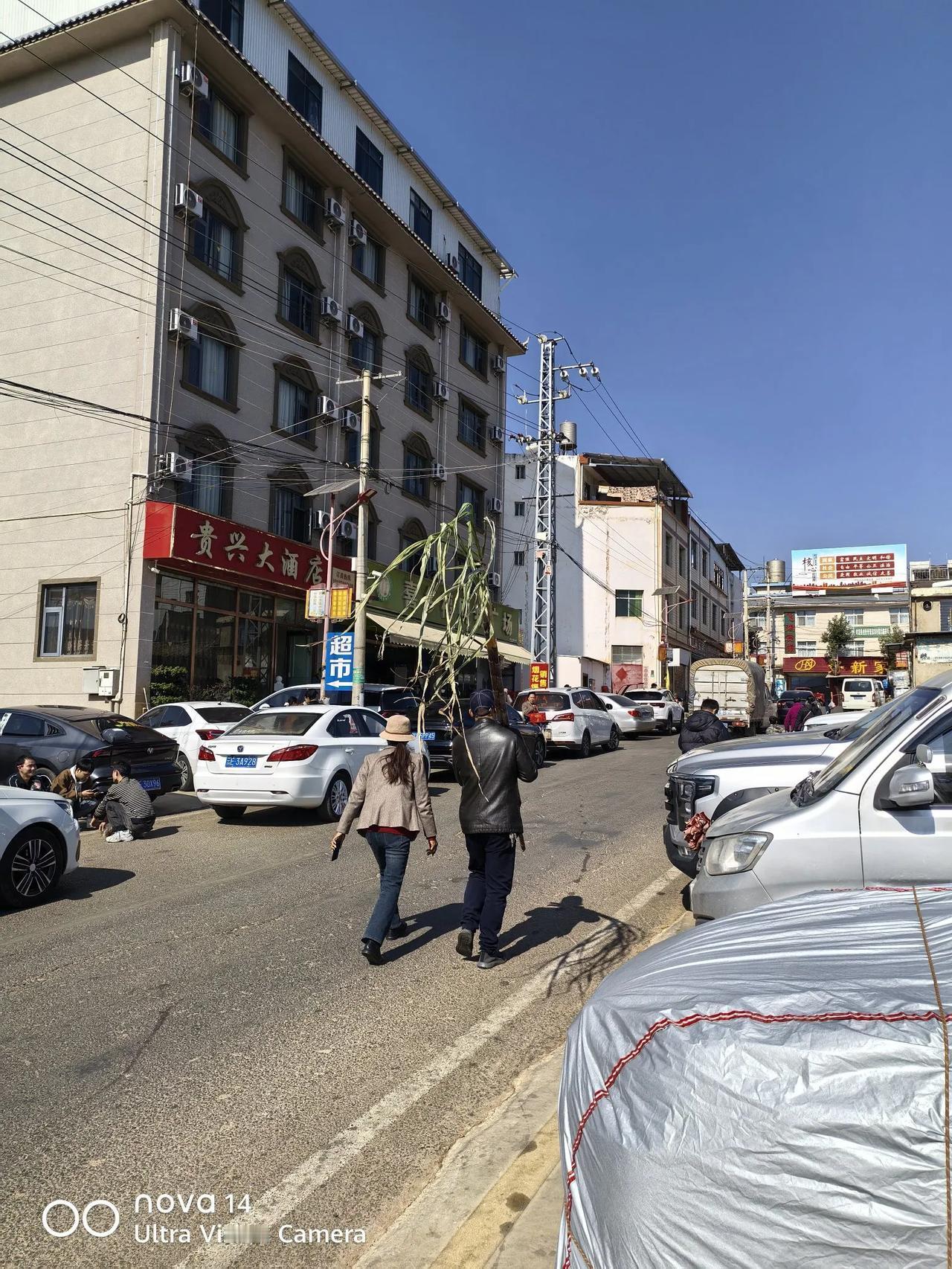 两根甘蔗，意味着新的一年日子越过越甜。
不管是城市还是农村，年味其实都在平凡的日