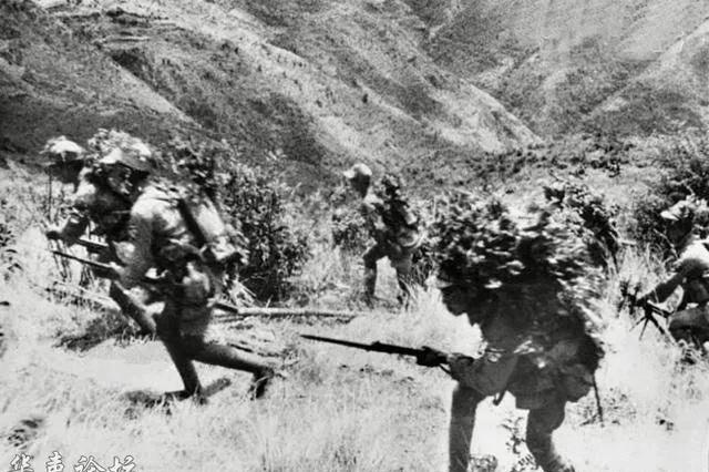 1945年，在山上休息的迫击炮手陈宝柳，忽然发现30多个日军和几个女人，正在不远