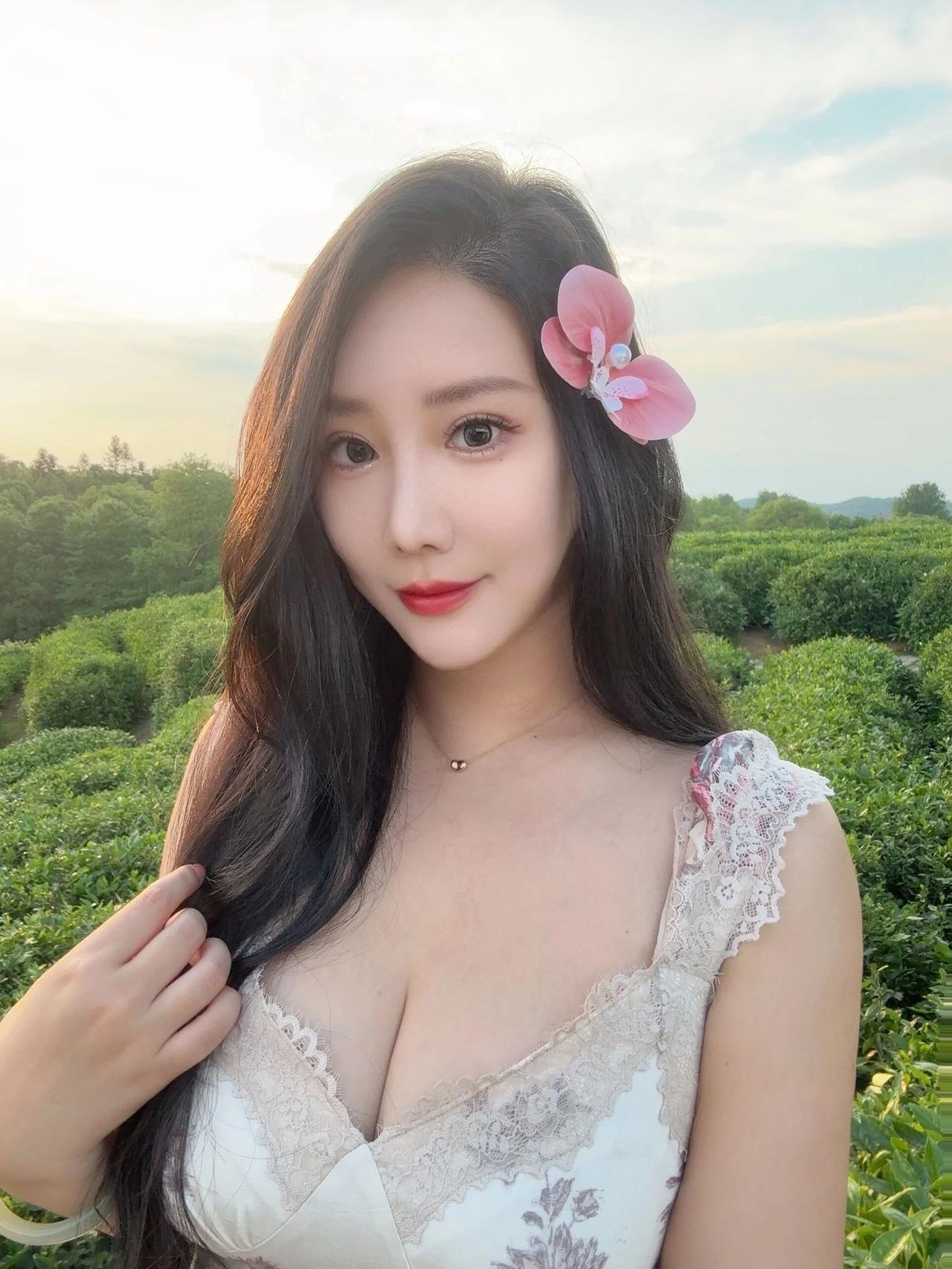 这姑娘在茶园里拍照真好看！