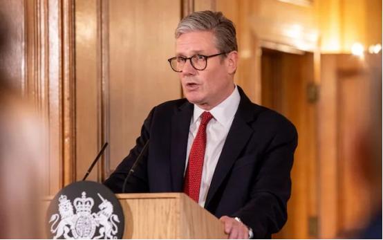 英国首相斯塔默被议会给盯上了，还要投票查他的老底，结果人家一点没服软，说对手就是