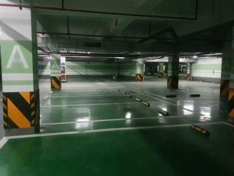 自家车库连续六次被人堵路，打电话联系对方六次都没人接，女子苦等一个半小时后对方才