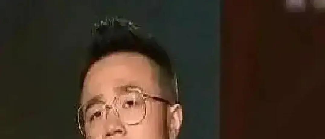 直播里，巴图一句“爸”，赵玉吉在镜头外秒回。三秒安静，弹幕炸了。
 
当年宋丹丹