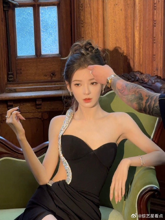 张予曦美成啥样了  张予曦美成啥样了，黑色的礼服裙子真的是优雅又性感了呀，这张脸