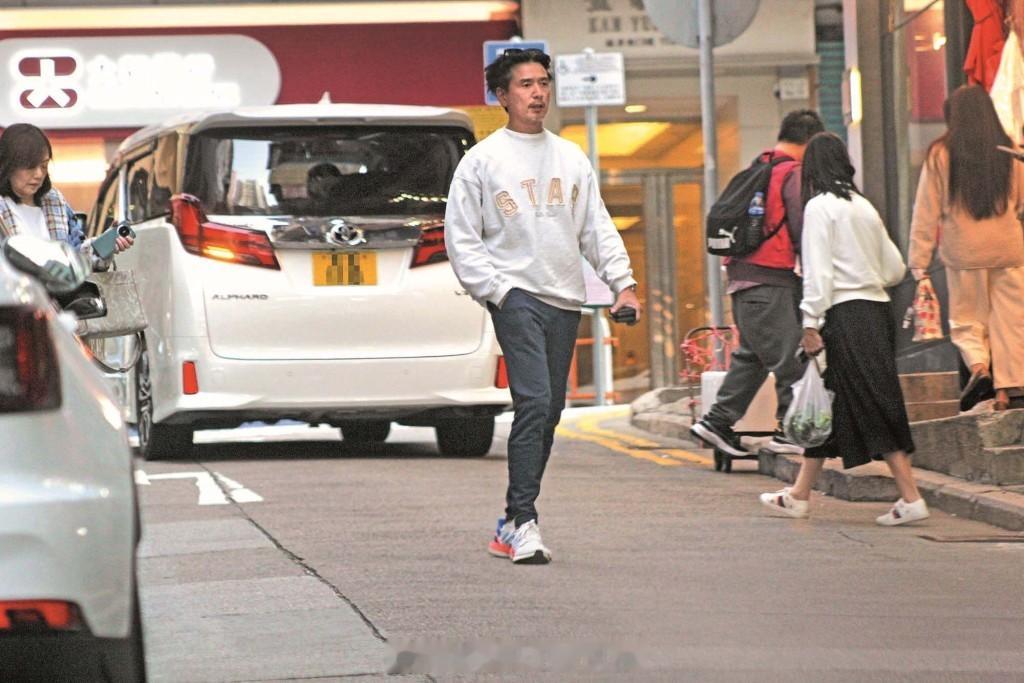 东周刊：陈保元低调迎娶家境富裕妻子驾宝马、一身名牌穿搭格外抢眼现年57岁的陈保元