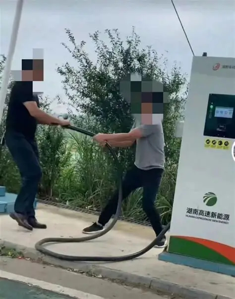 十一出行新能源车主充电还难吗如今的新车续航一个比一个长，往年抢充电桩的现象今年还