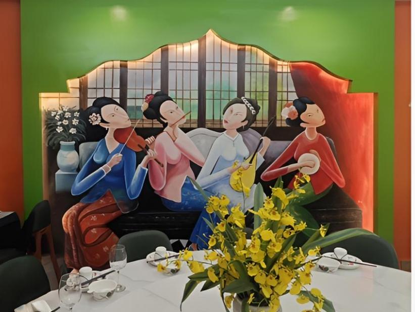 昨天，和朋友去南洋风味餐馆就餐，服务员是个漂亮的小姑娘，很开朗，很健谈。

这里