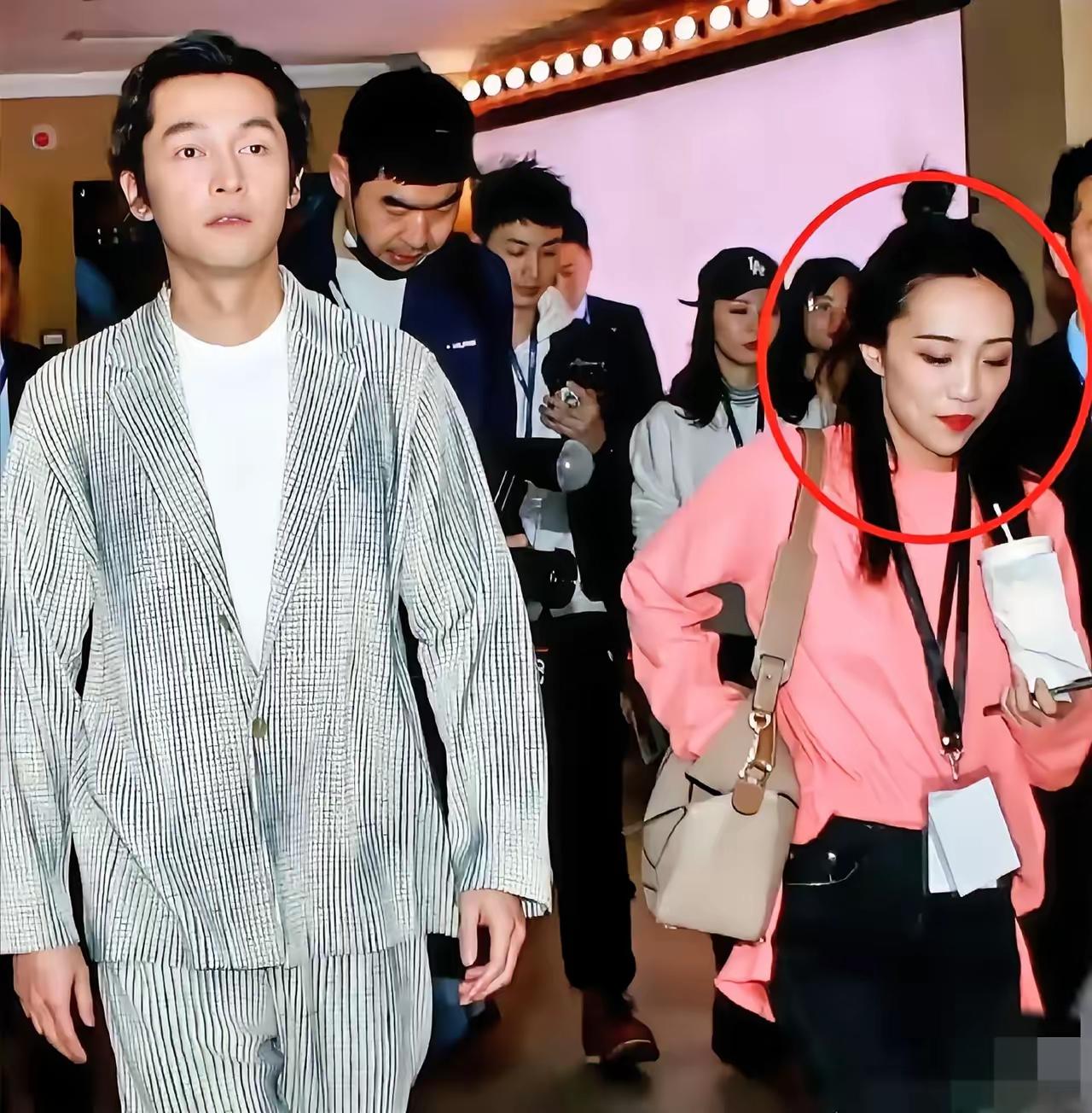 我发现，

   胡歌老婆黄曦宁才是娱乐圈婚姻里的“清醒狠人”！

    这狠