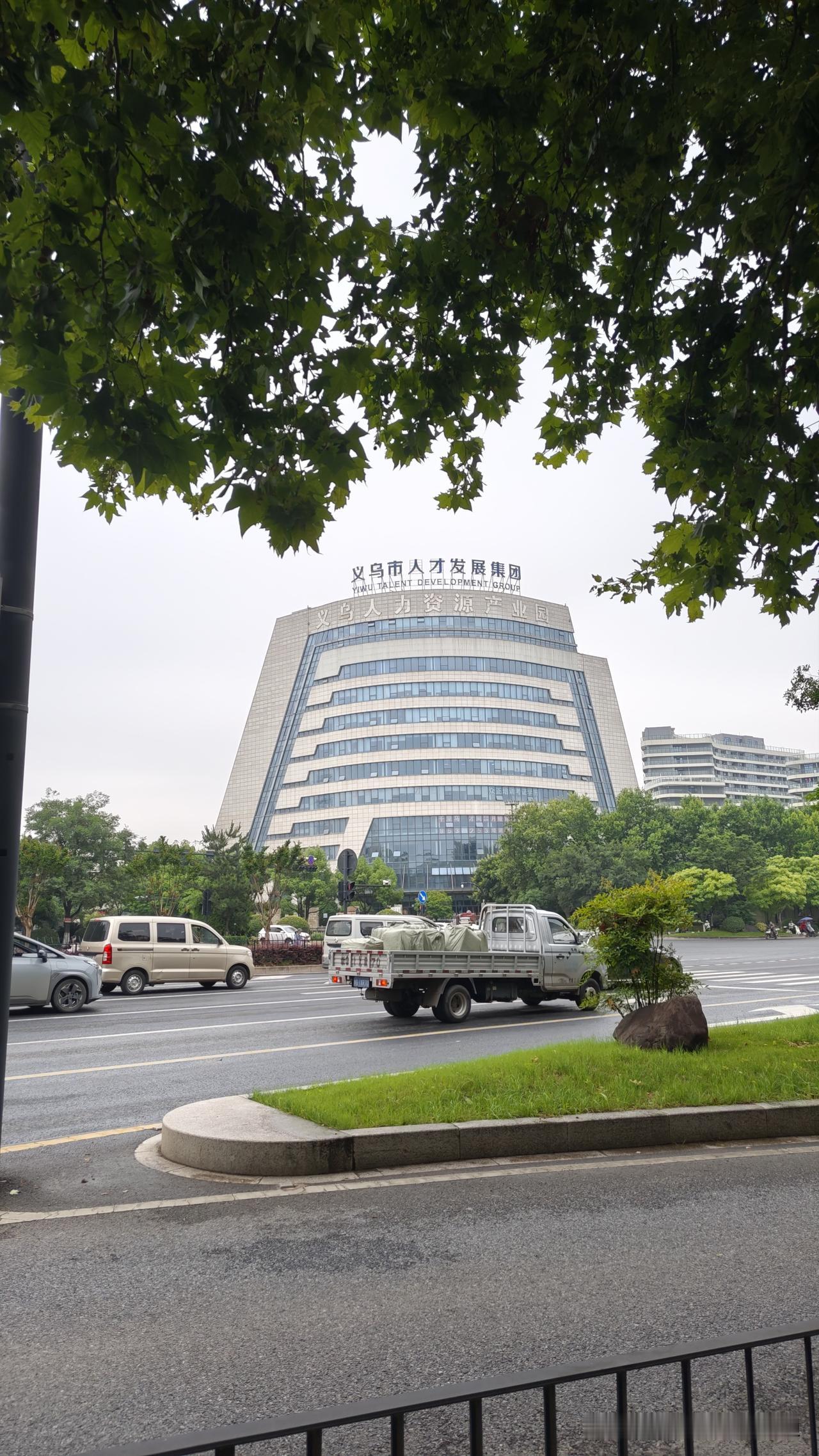 伯通今天去了义乌留雅劳务市场逛了逛，发现劳务市场找工作的老哥都没有几个。记得以前