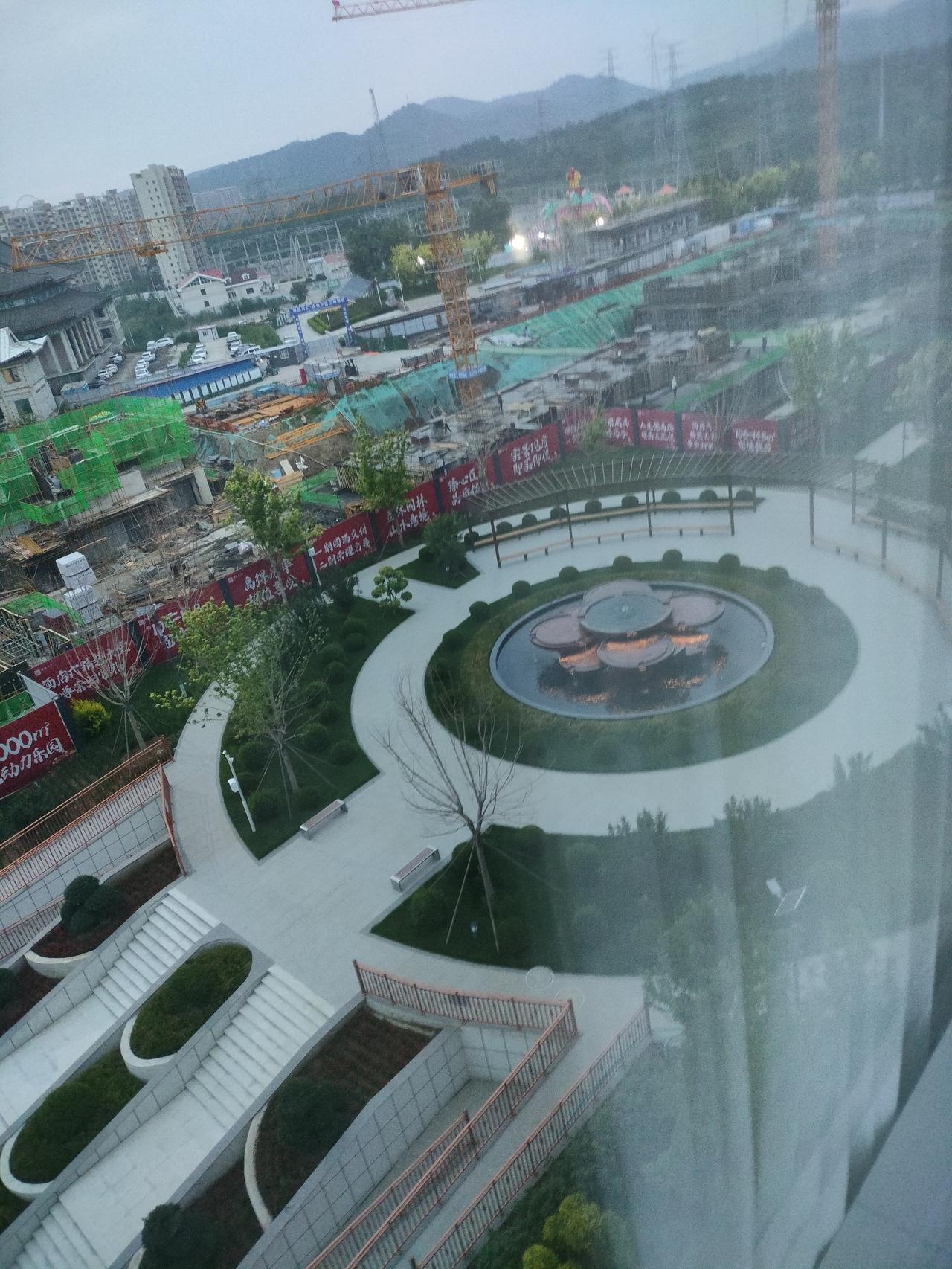 外甥女新买的楼房，站在大落地窗前眺望，随手拍下的画面。
园林景观规整雅致，远处工