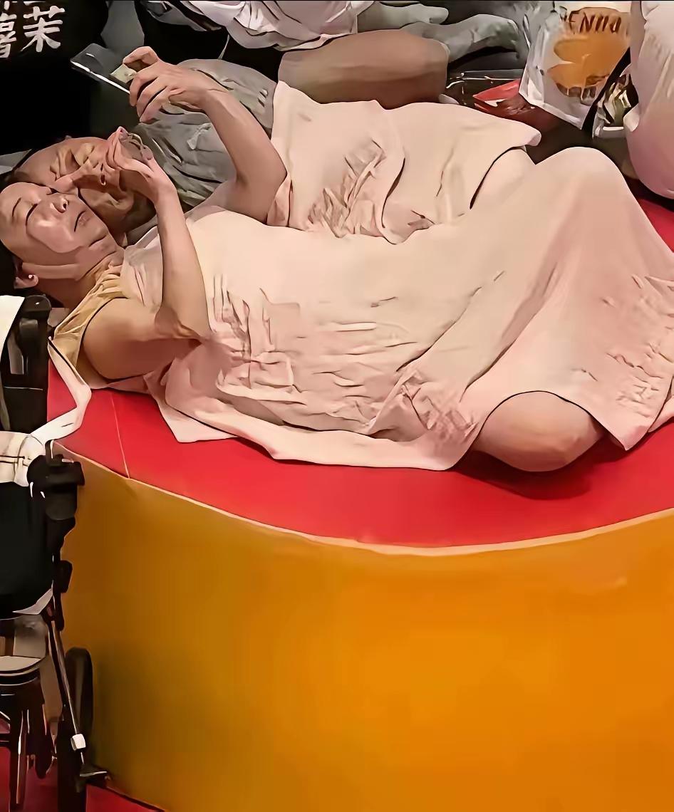 “太丢人了！”一商场的休息区，一对老年男女为蹭商场空调，把公共区域休息区的沙发当