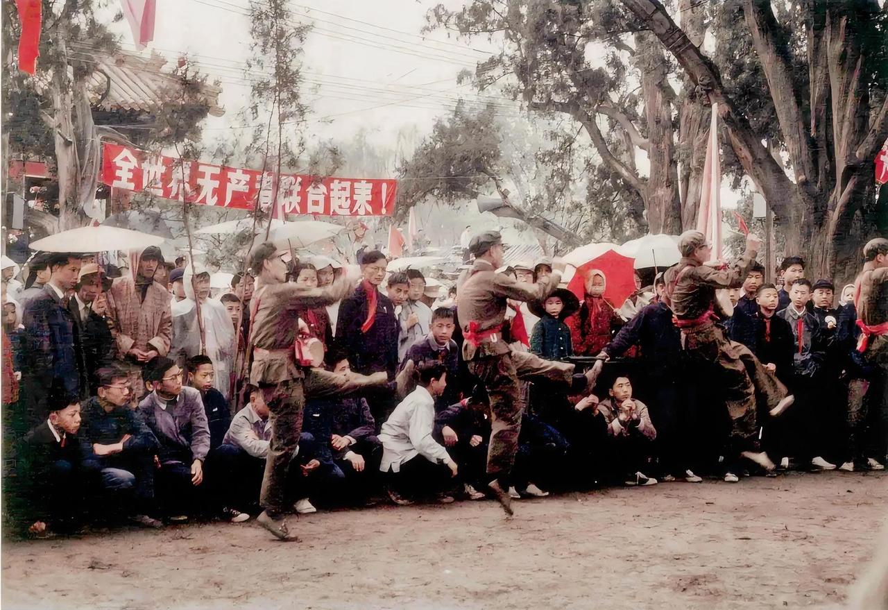难得一见的老照片，1966年，北京街头。
看看那个年代的北京街头和人们的精神风貌