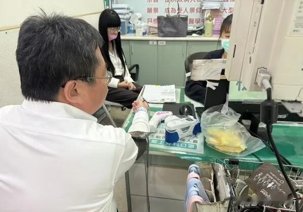 不宣扬暴力，但是他被打了
你们开心不开心？

矢板明夫，估计很多人知道他
一个被