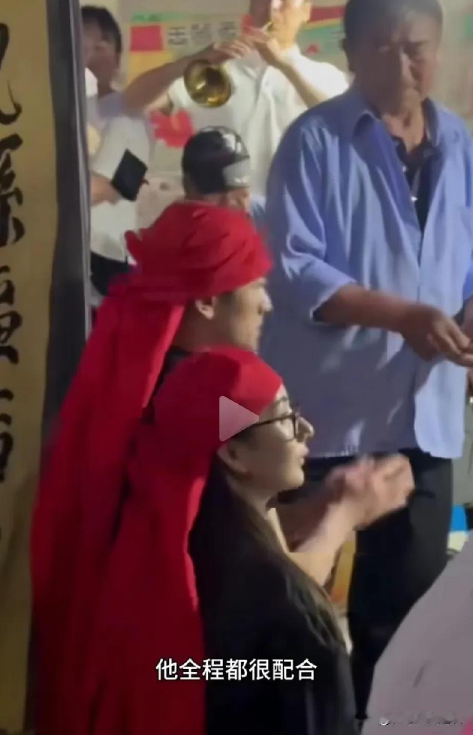 不得不佩服郭天王的心态，有情有义。郭富城老婆方媛，她外公去世了，天王就随着老婆一