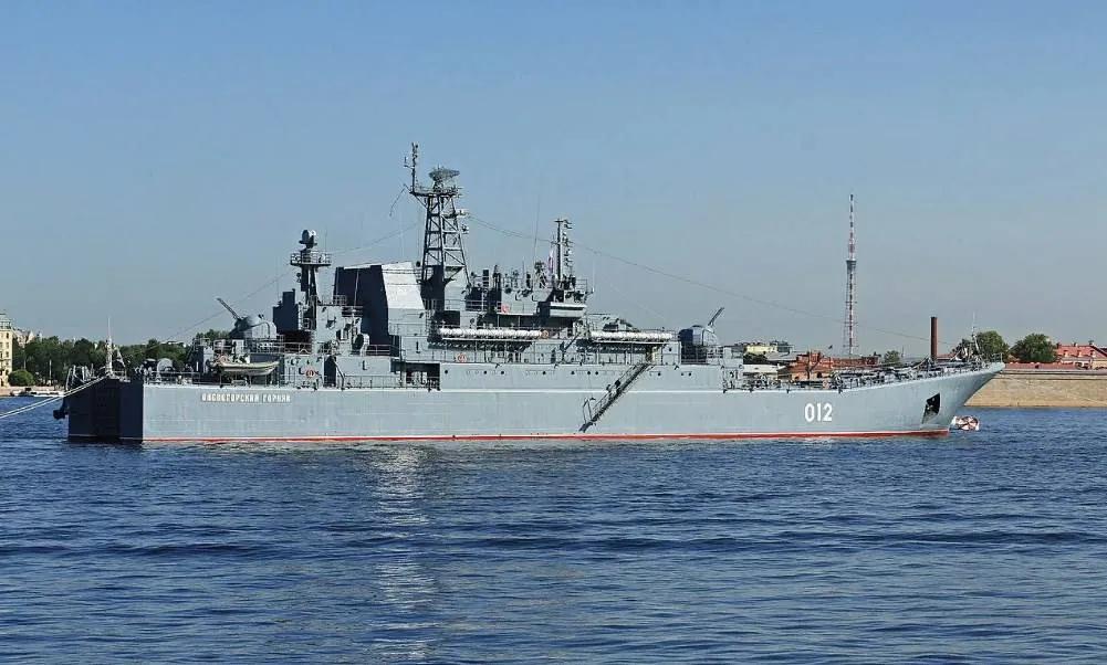 俄登陆舰遭到乌克兰无人机袭击后被送往干船坞维修  由于乌克兰无人机的袭击而受损的