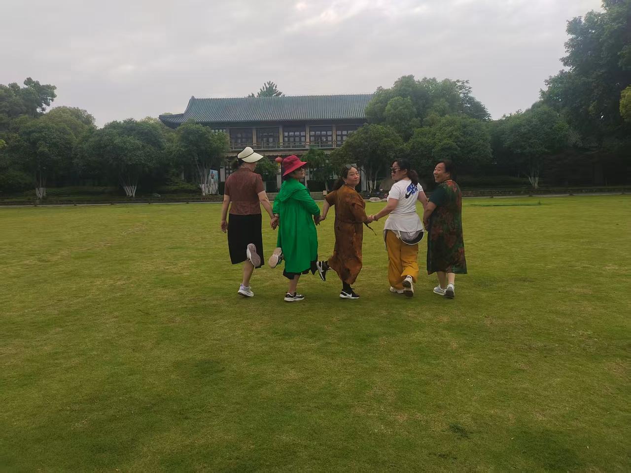 60后的你们，已经老到什么程度了？

三个女人一台戏，几个60后小老太坐在一起讲
