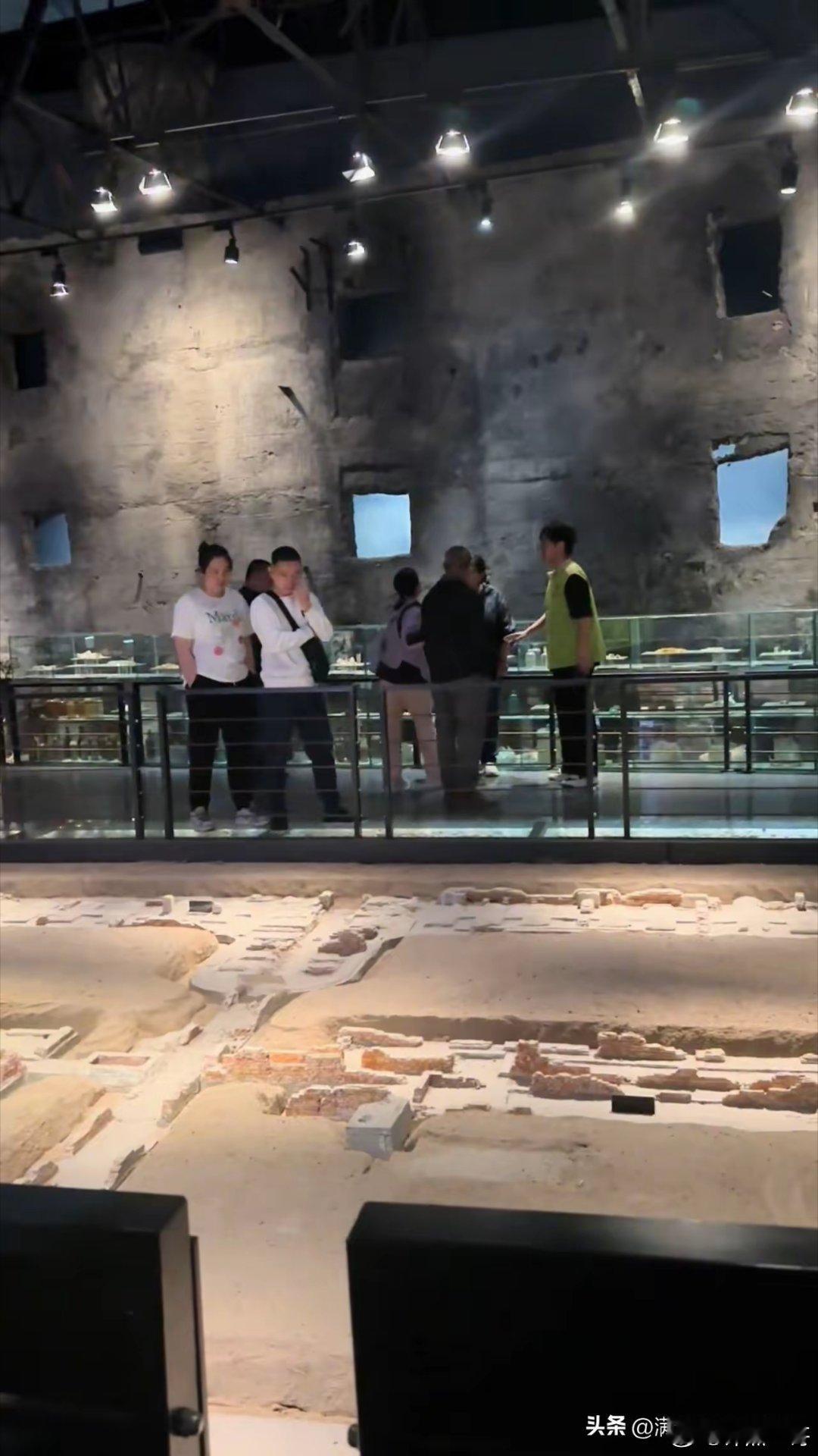 5月24日，哈尔滨731遗址，紫衣女子在参观时发出笑声，黑衣女子出言提醒，紫衣女