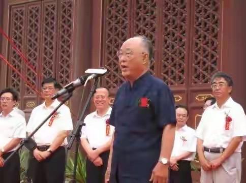他17岁入党，建国后出任陕西省长，严惩贪污腐败官员，享年89岁。此人是谁？