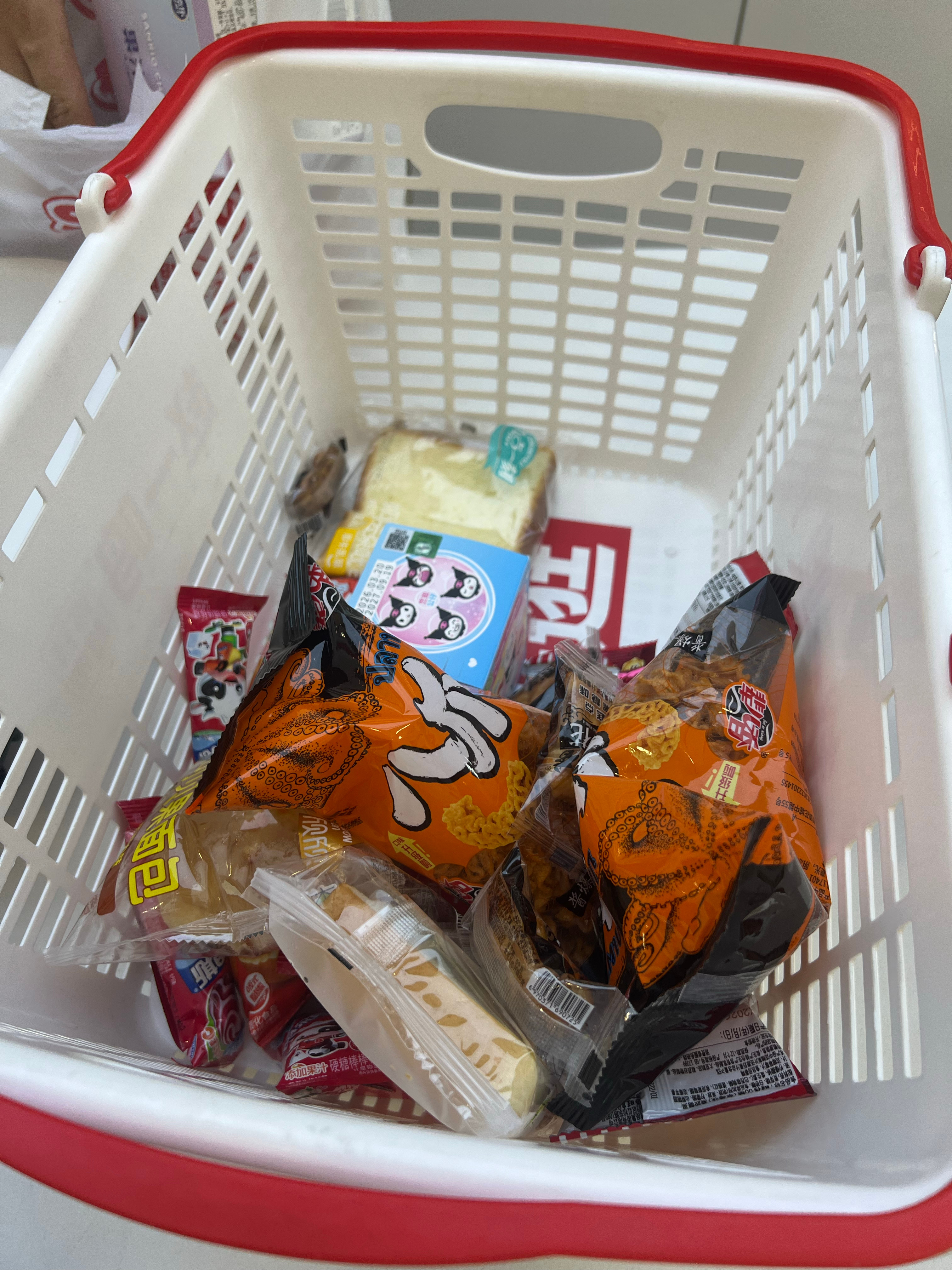 一说去逛零食店米米就兴奋得飞起来带娃随手拍