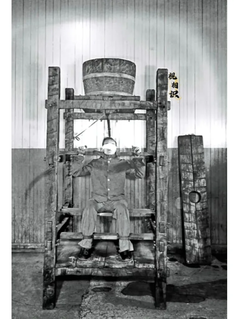 1860年，纽约州兴格监狱内，一名犯人正在遭受“水滴刑”的场景，画面中可以看到犯...
