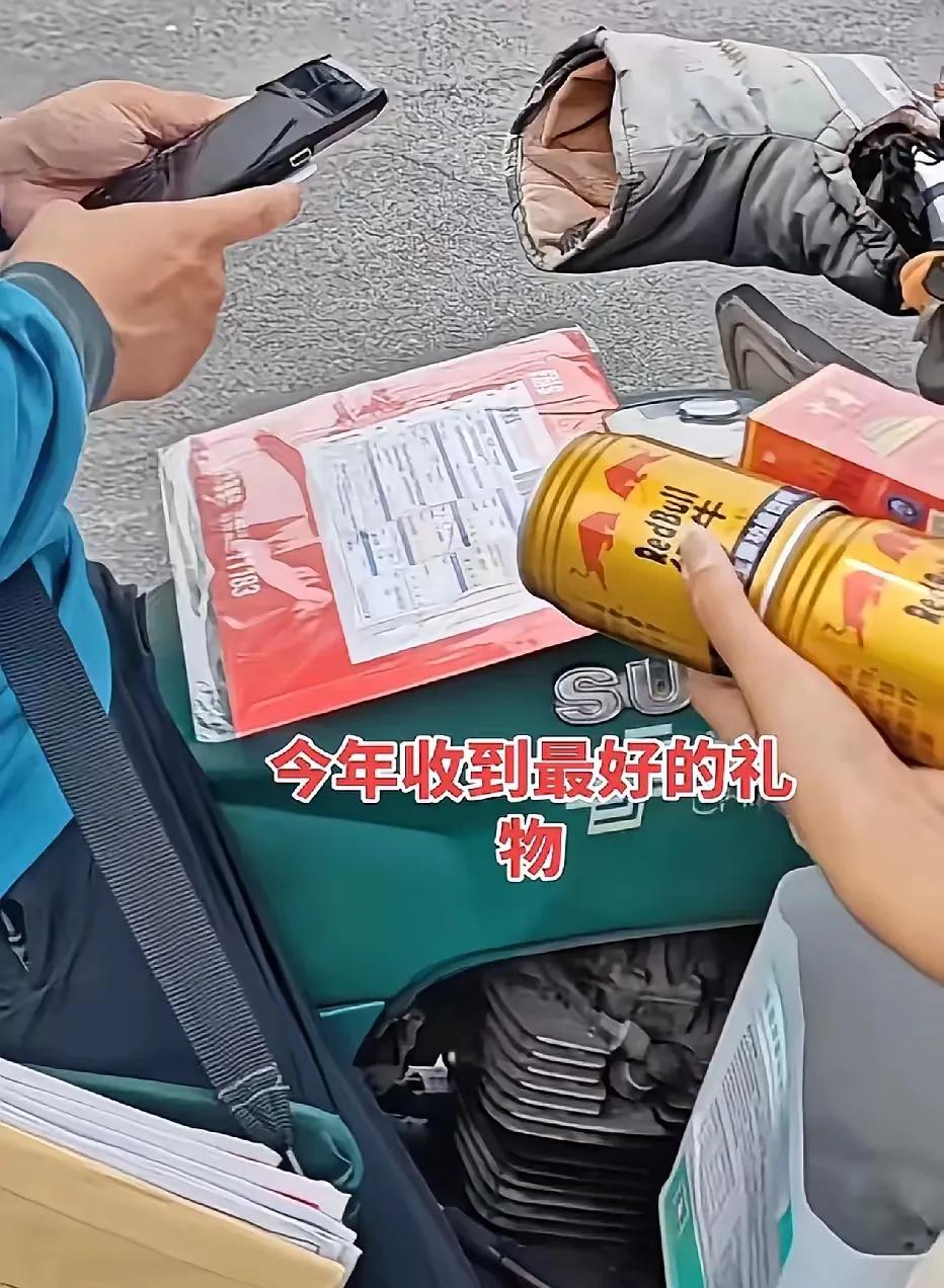 一瓶红牛，两包中华引发的事件！
这是一位邮政快递小哥，这段时间呢，又是大学录取通