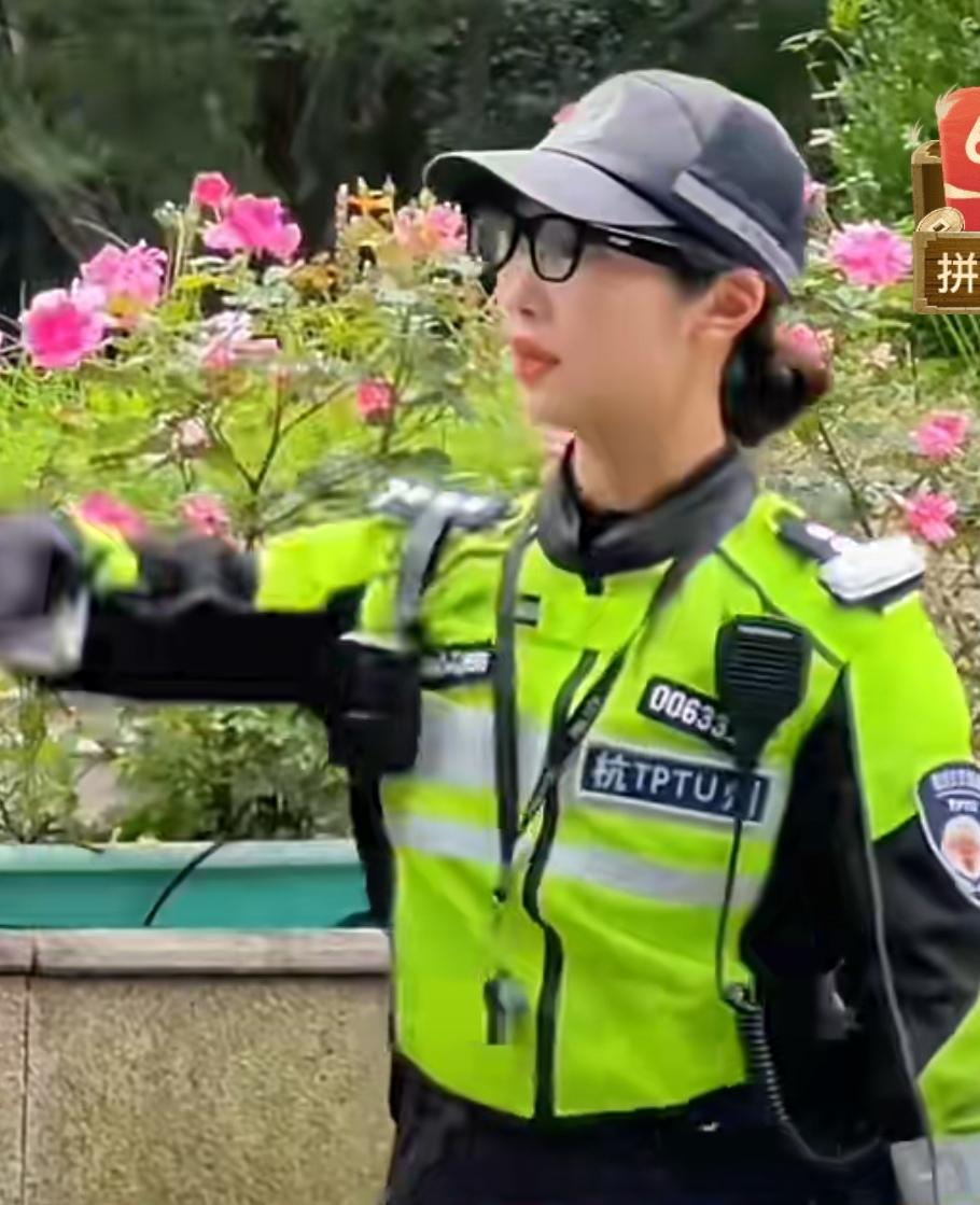 国庆假期，有网友拍到杭州网红，铁骑辅警“兔子警官”李语蔚戴眼镜了！

李语蔚又不