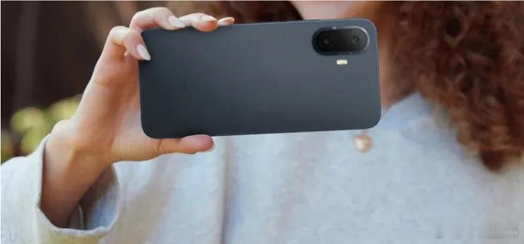 配色的话，有黑白两个经典配色。 