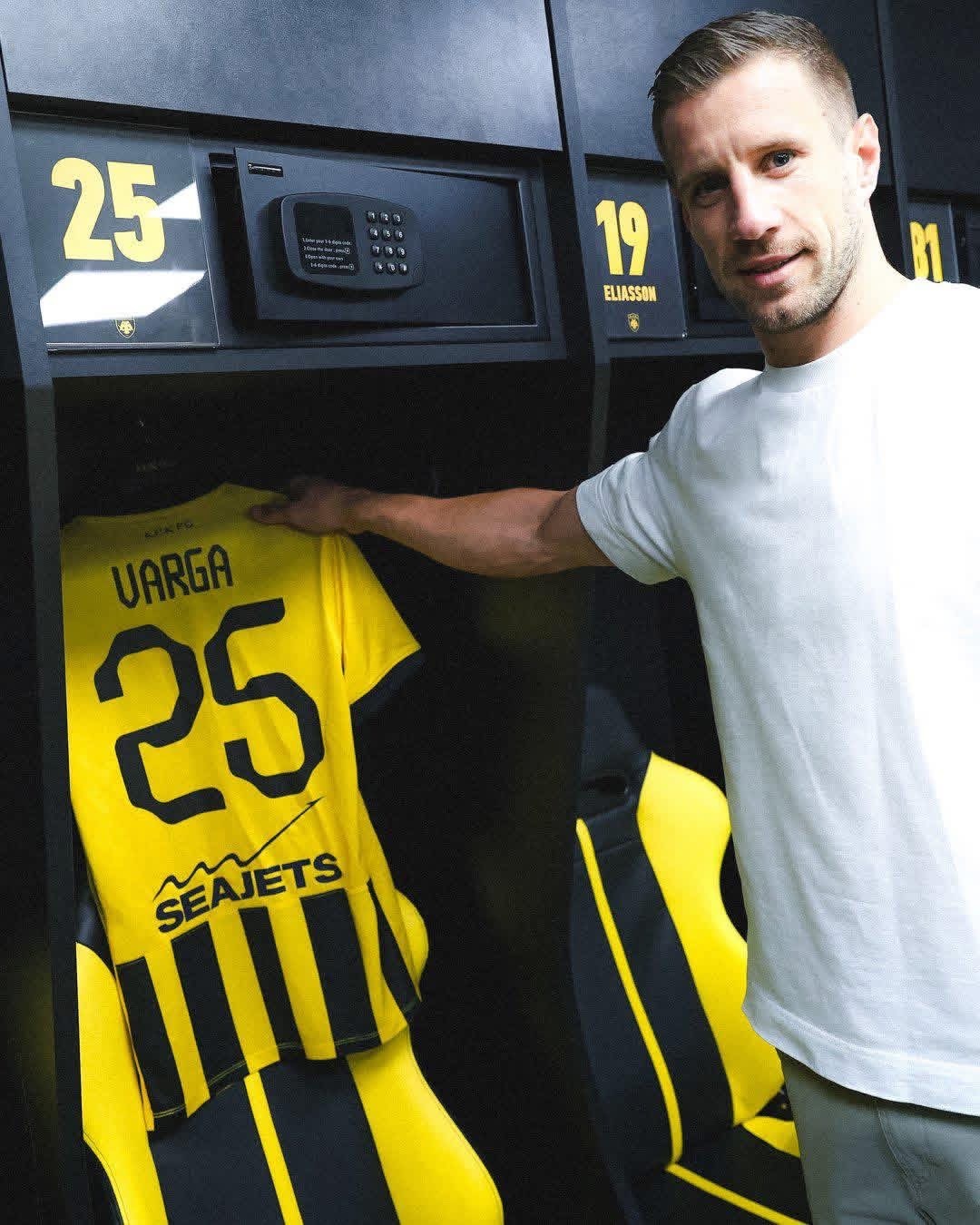 目前排喺希臘聯賽榜第一位嘅AEK 雅典(以1分同兩分領前奧林比亞高斯同 PAOK