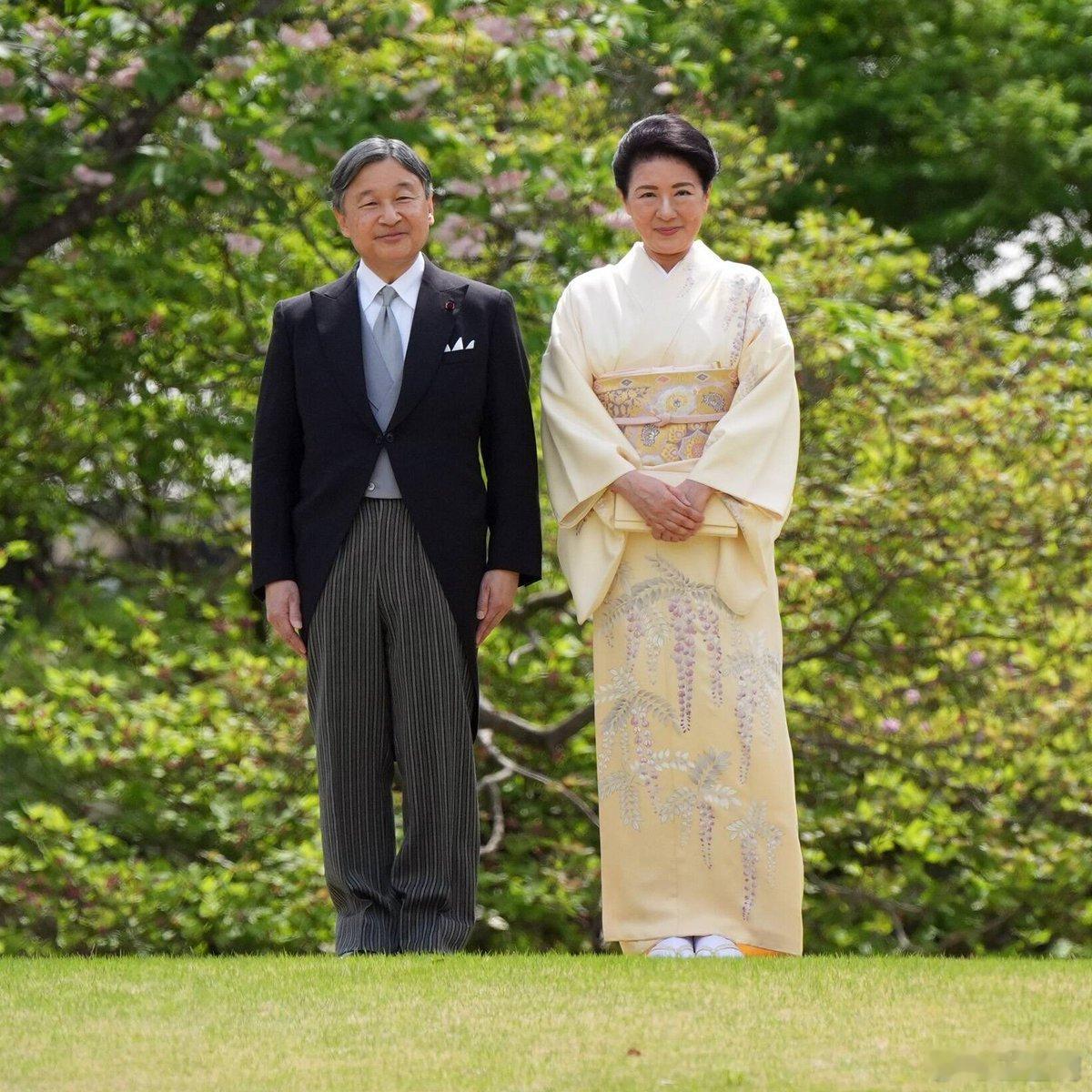 新闻 4月22日，皇室成员们出席在在赤坂庄园举行的春季游园会。爱子内亲王和佳子内