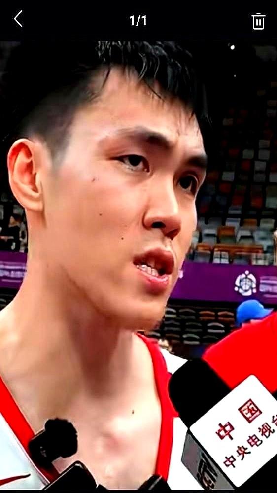 教练就一句话：“上去冲！”

他上场就把对面冲得人仰马翻。1米83，76公斤的小