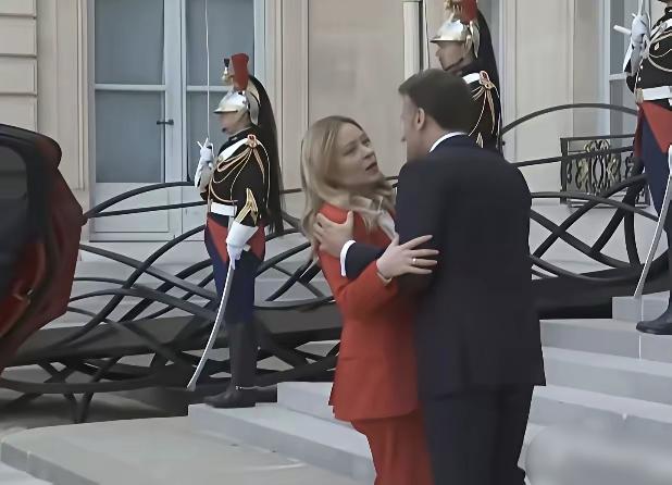 没有炫目的灯光，没有鼓点的振颤，这一男一女保持着探戈般的身姿，静静地诉说着藏在内