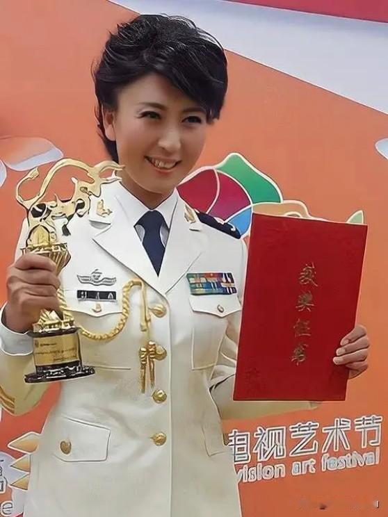 富人的烦恼太窒息！闫学晶哭穷儿子年入40万不够花，这戏别演了！

近日老是刷到闫