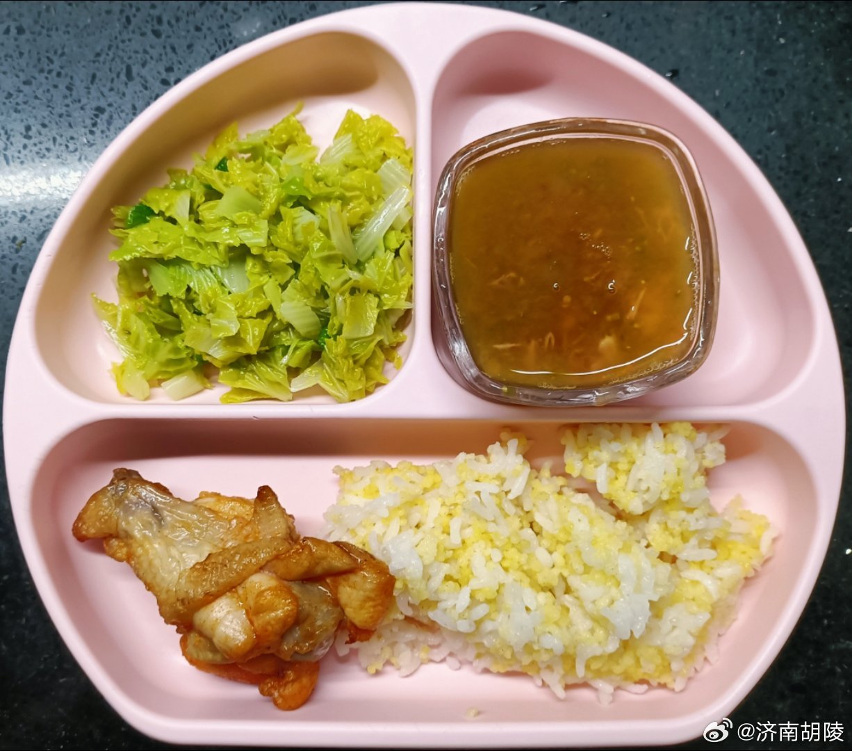 #糖糖的饭饭##科学育儿营养护航# 昨天午餐：二米饭，焯拌小白菜心，番茄果肉汁，