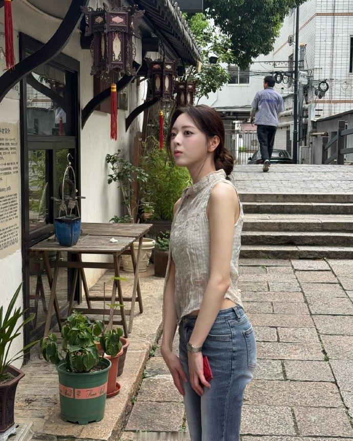 申有娜自带出片buff众人争先发掘好看的拍照地点，申有娜沉浸烟火日常，逛超市逛菜