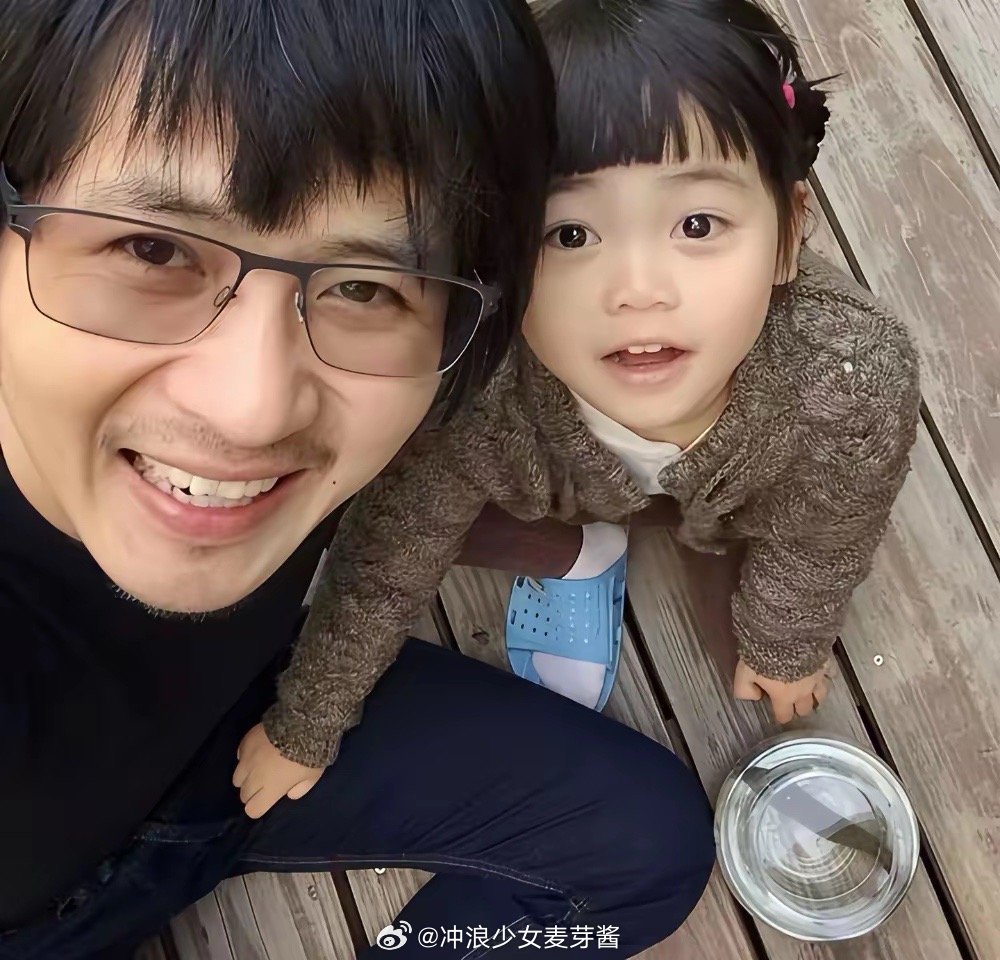 韩寒现状：身价过亿，娶制片人妻子生俩娃，和沈腾合作成顶级导演 