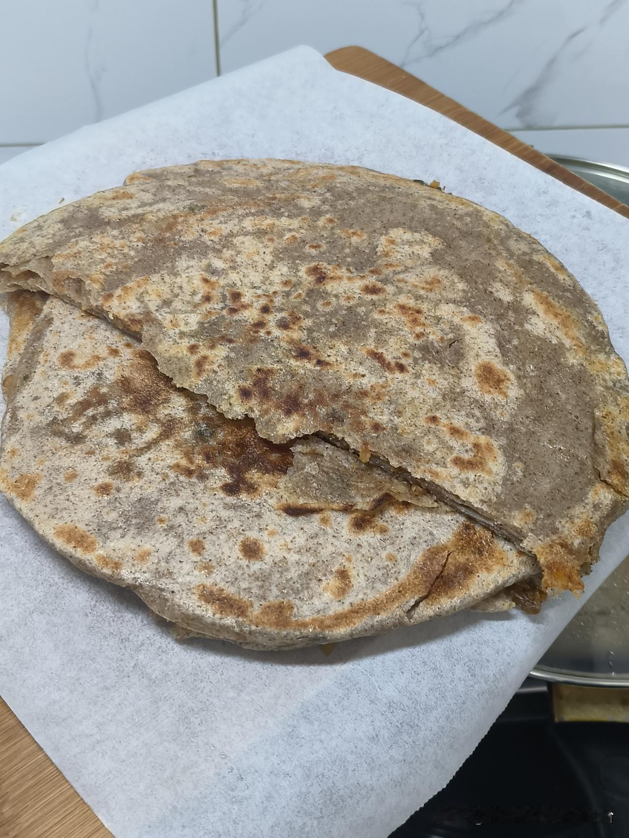 今天做了全麦油渣饼🫓
可惜拍照技术不好，
不会把饼拍的很有食欲的样子。。

但