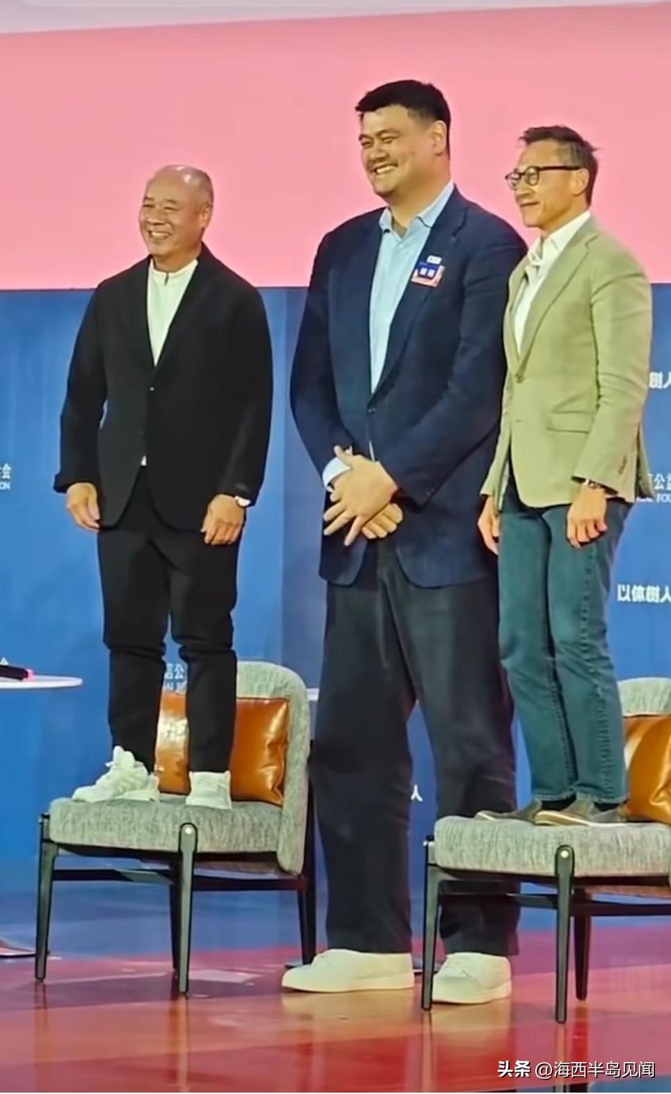 3位大佬在一起合影，是他们最欢乐的时刻，满面笑容。李宁、蔡崇信上了椅子，还差一大