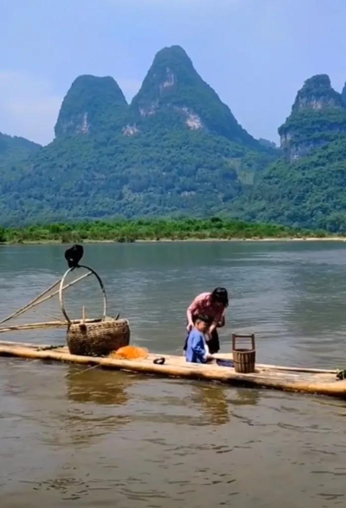 上联：青山依旧，怎么对下联绿水长流