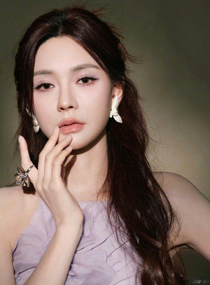 沈梦辰好漂亮 沈梦辰你要不要这么美！红裙一穿，美神降临了属于是！声鸣远扬直播