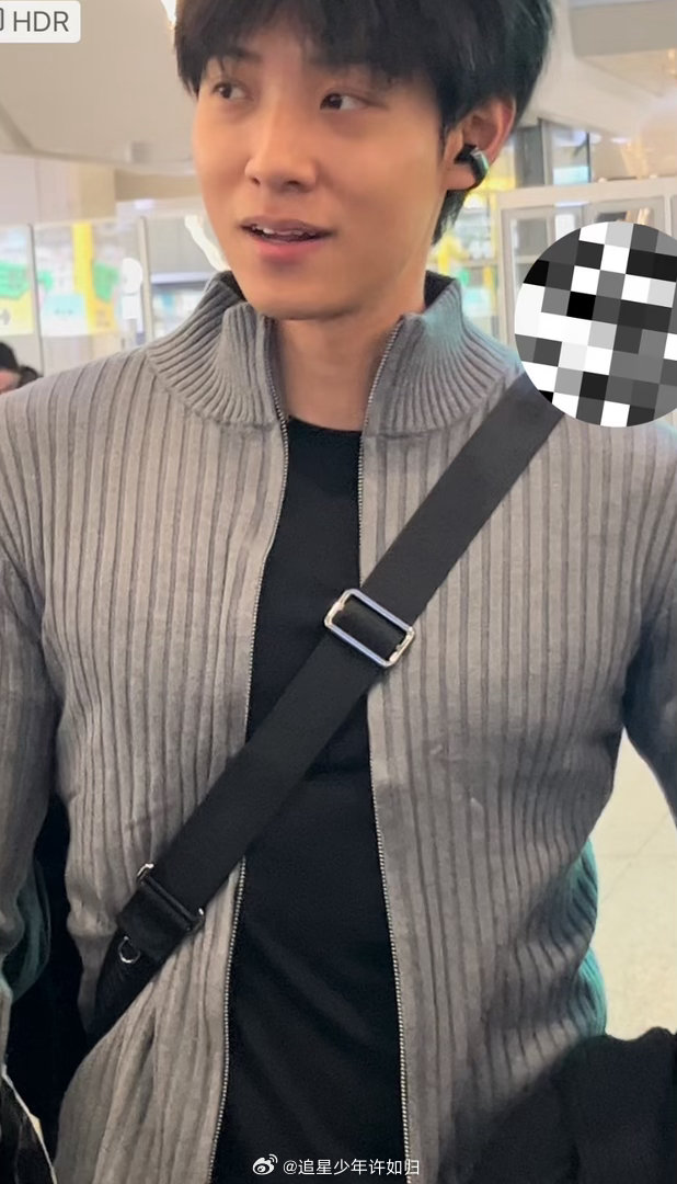 马小宇富有且慷慨 双肩背心往身上一套，马小宇那太平洋宽肩直接把人看愣了。肌肉线条