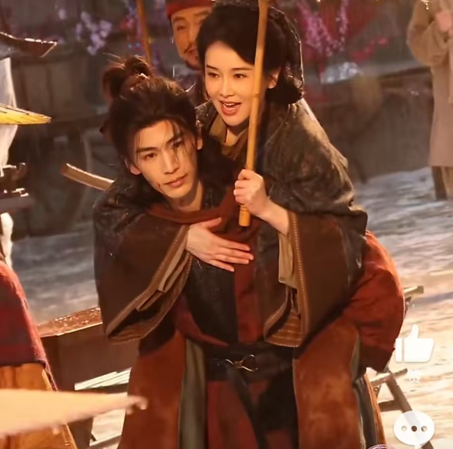 张凌赫背妈妈路透张凌赫归鸾背妈妈张凌赫归鸾背妈妈，可以可以，蛙趣蛙趣 