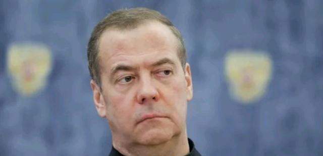 彻底决裂了？俄罗斯安全会议副主席梅德韦杰夫公开表示，有情报显示英国和法国想提供核