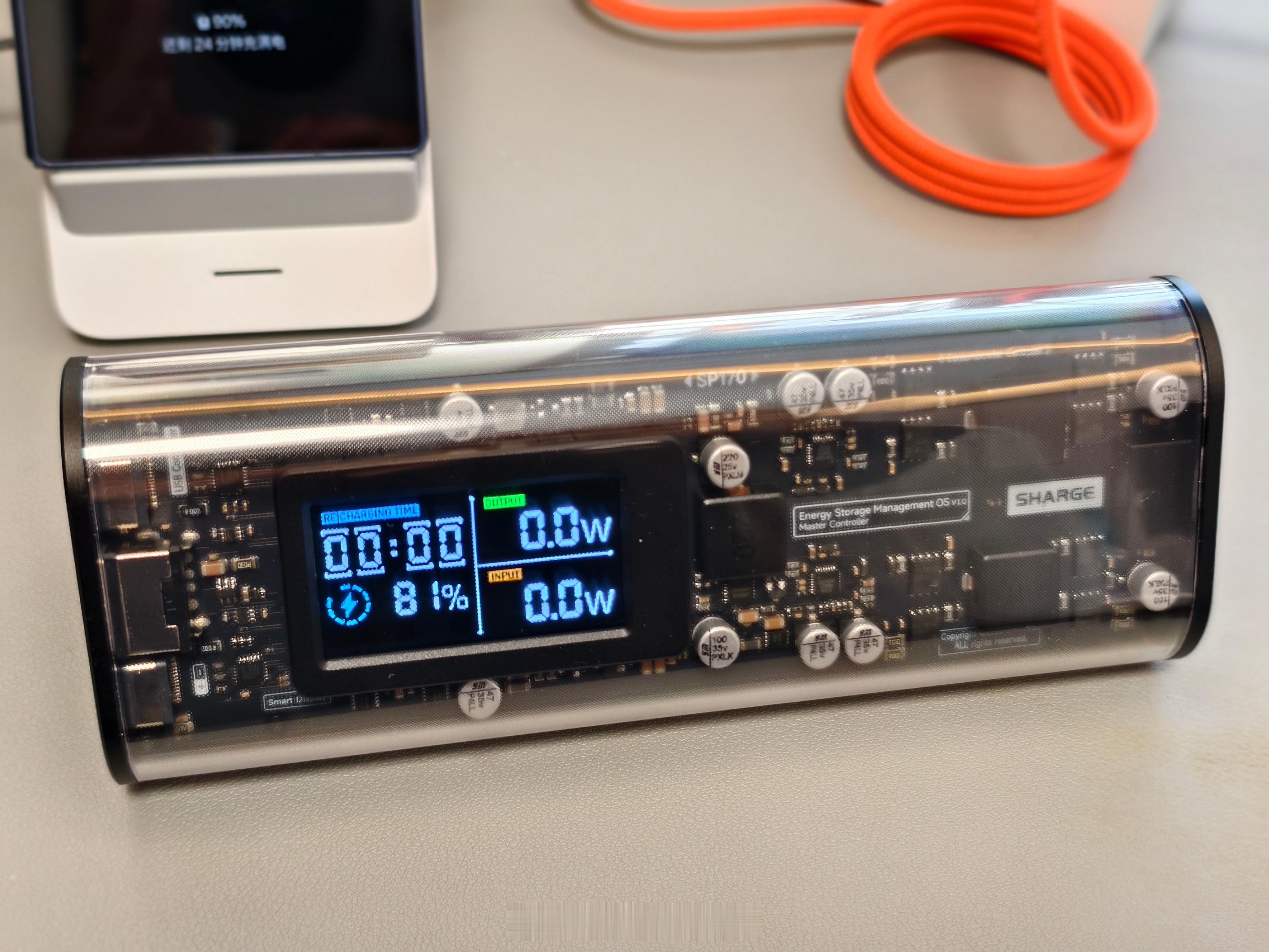 去年买了一个 NIO Life 充电宝，在外面充MBP 挺方便输出功率 140w